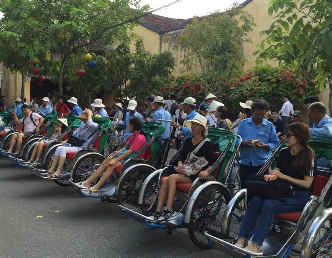 Khách du lịch Trung Quốc thăm quan phố cổ Hội An bằng xích lô. Ảnh minh họa