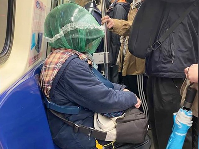 Thời trang - Đội mũ bảo hiểm, bịt mặt chống Corona và loạt trang phục "khó đỡ" gây sốc