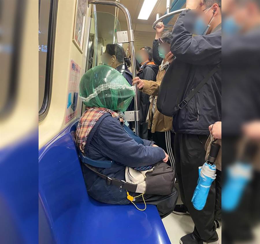 Hình ảnh kì lạ của một người phụ nữ trên tàu điện ngầm.