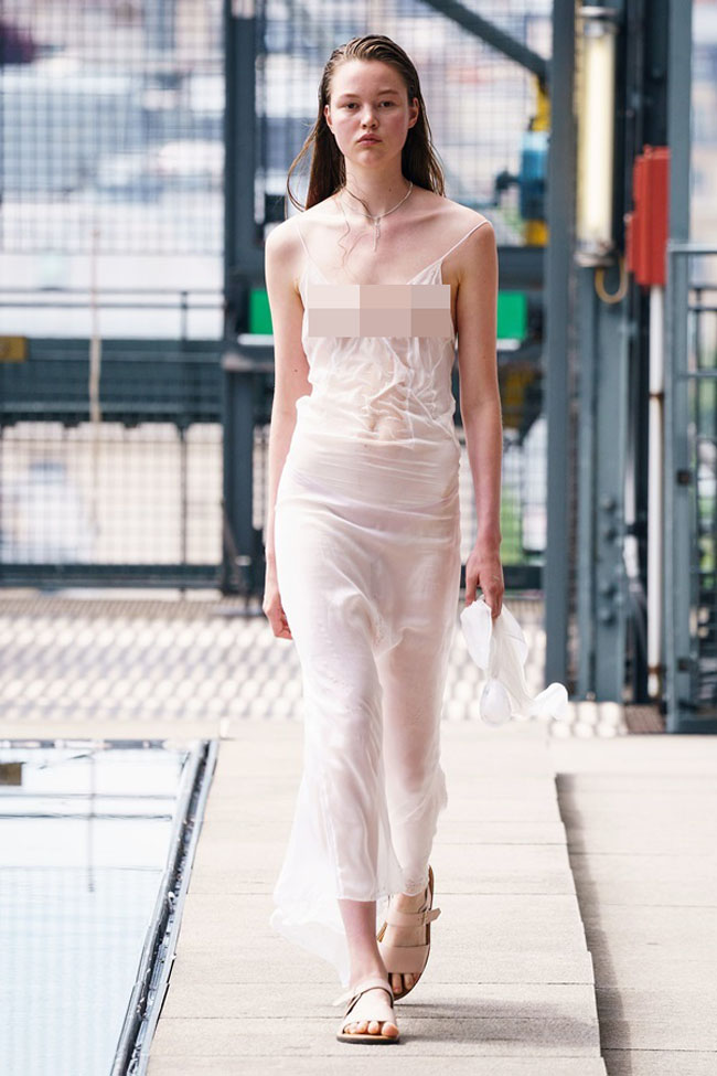 Trong Tuần lễ thời trang Paris 2019, mốt váy ướt cũng được các người mẫu trình diễn.