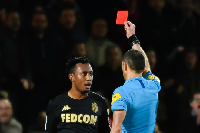 Gelson Martins cực kỳ bức xúc vì bị trọng tài Mikael Lesage rút thẻ đỏ đuổi mình