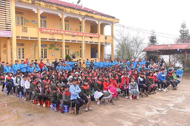 Học sinh trường PTDTBT Tả Giàng Phình và đoàn từ thiện Inno Paints.