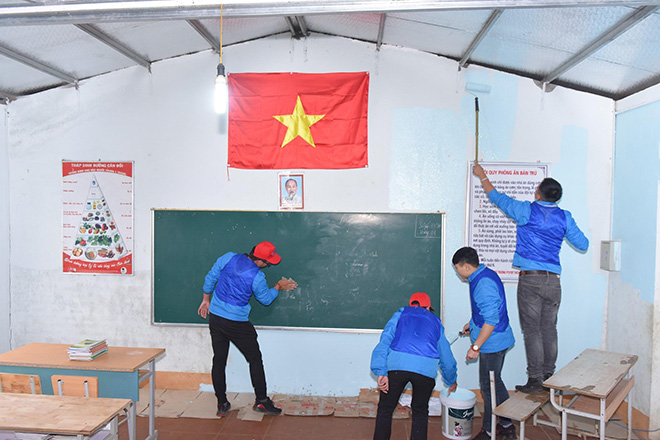 Cán bộ nhân viên Inno Paints thi công sơn mới lớp học tại Tả Giàng Phình