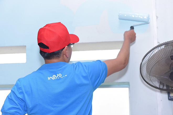 Sử dụng sơn bóng ngoại thất chống bay màu để đảm bảo độ bền đẹp cho không gian phòng học.