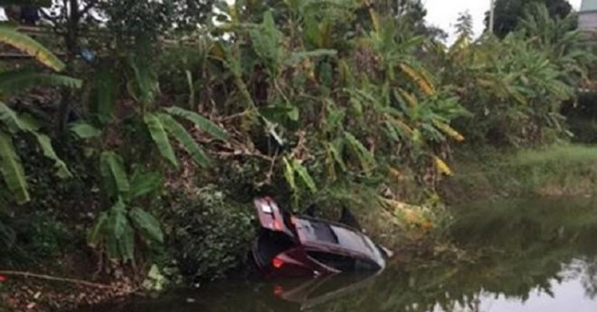 Tin tức trong ngày - "Xế hộp" lao xuống hồ nước ven quốc lộ 18, hai vợ chồng trên xe tử vong