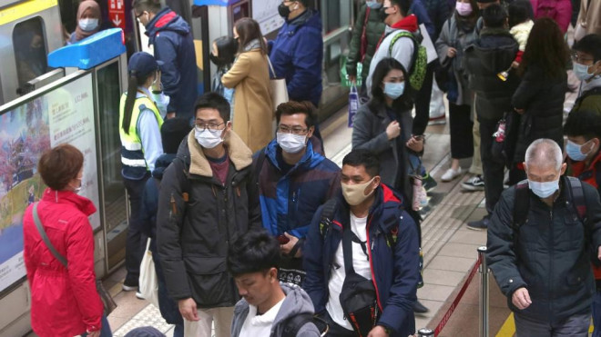 Người dân mang khẩu trang tại một ga tàu ở Đài Bắc, Đài Loan trong bối cảnh dịch viêm phổi Vũ Hán gây ra bởi virus Corona đang diễn biến phức tạp. Ảnh: AP.