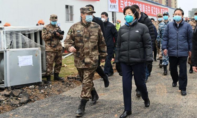 Phó thủ tướng Trung Quốc Tôn Xuân Lan kiểm tra bệnh viện dã chiến Hỏa Thần Sơn ở Vũ Hán ngày 2-2. Ảnh: TÂN HOA XÃ