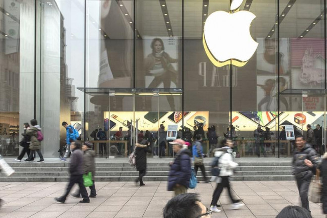 Người đi bộ đi qua cửa hàng Apple tại Thượng Hải ngày 29/1/20219.