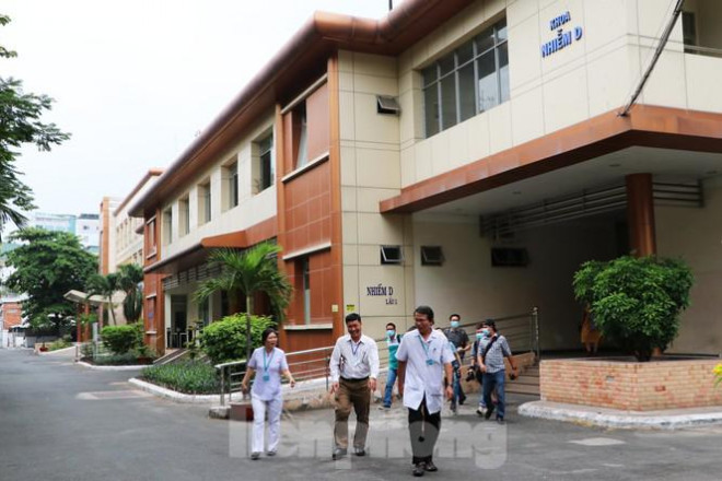 Chiều 9/2, Thứ trưởng Bộ Y tế Nguyễn Trường Sơn cùng đoàn công tác Ban chỉ đạo Quốc gia về phòng chống dịch nCoV đã có buổi làm việc tại TP.HCM về công tác phòng chống dịch bệnh lây lan và điều trị cho bệnh nhân bị nhiễm bệnh.