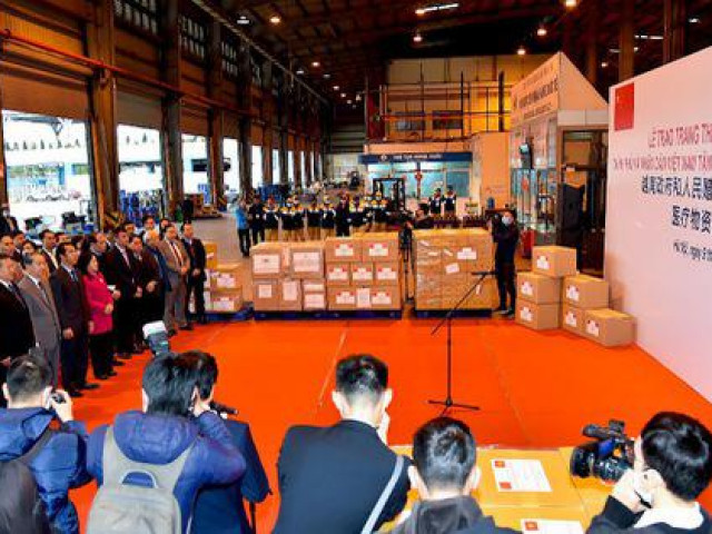 Tin tức trong ngày - Trao trang thiết bị, vật tư, y tế của Việt Nam tặng Trung Quốc
