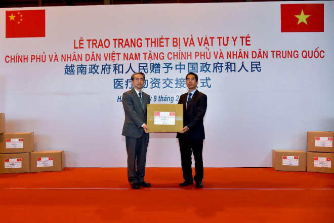 Thứ trưởng Bộ Ngoại giao Tô Anh Dũng (phải ảnh) đã trao cho Đại sứ Trung Quốc Hùng Ba số vật tư, trang thiết bị y tế gồm máy thở, quần áo sát khuẩn, găng tay và khẩu trang y tế với tổng trị giá 500.000 USD.&nbsp;Ảnh: Bộ Ngoại giao cung cấp
