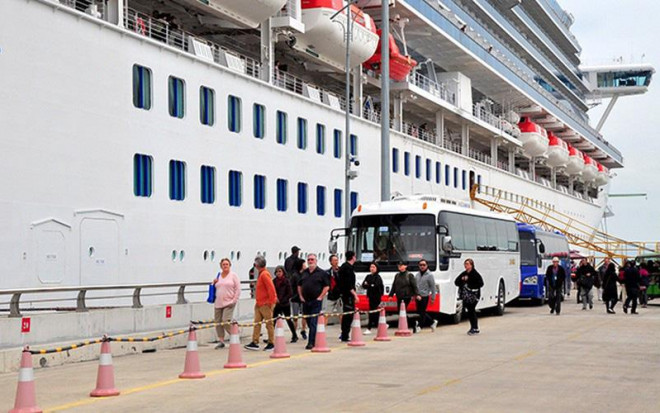 Khách du lịch trên tàu Diamond Princess thăm Vịnh Hạ Long