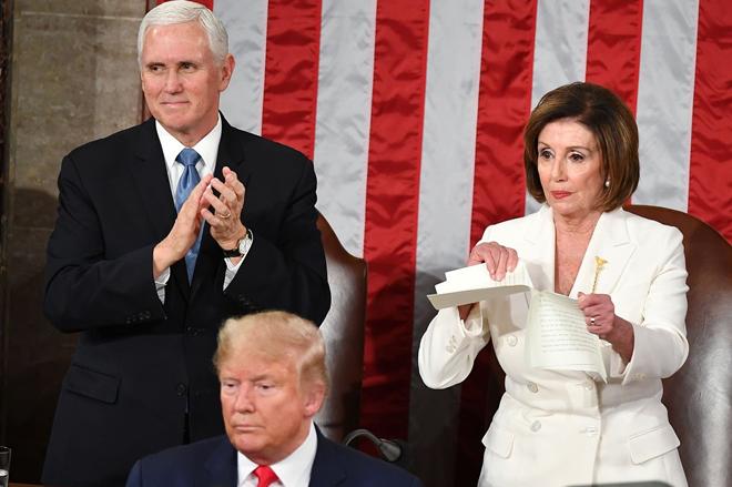 Chủ tịch Hạ viện Mỹ Nancy Pelosi xe bài phát biểu của Tổng thống Donald Trump.