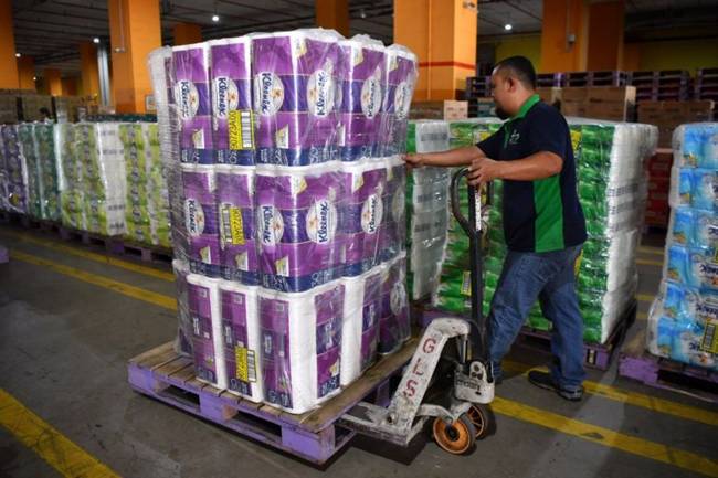 Khi phóng viên của một tờ báo của Singapore ghé qua các siêu thị như&nbsp;Fairprice, Sheng Siong, Isetan, Meidi-Ya có thể thấy hàng dài người đứng chờ mà không&nbsp;bận tâm đến lời khuyên nên tránh những nơi đông người.
