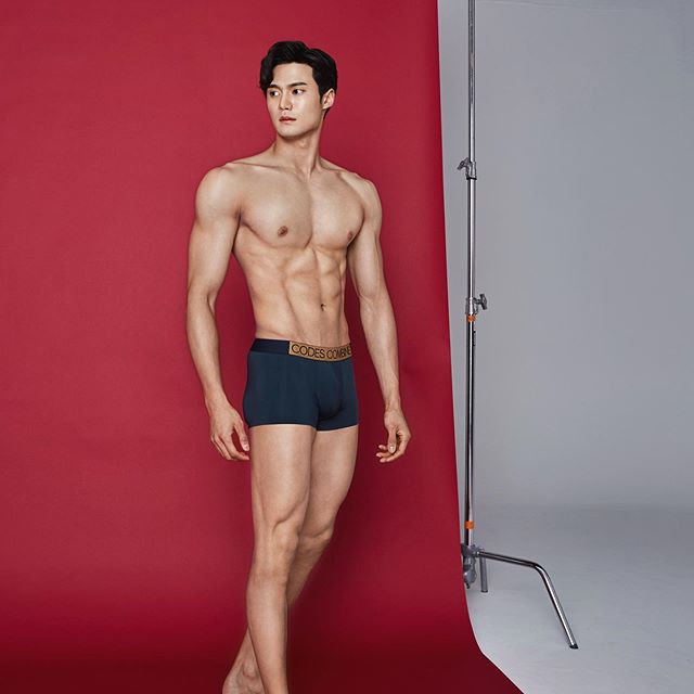 Vừa Tết ra,&nbsp;Nam vương quốc tế -&nbsp;Seung Hwan Lee đã khiến chị em "rụng tim" vì bức ảnh hậu trường chụp ảnh nội y. Toàn bộ những múi cơ trên cơ thể của mỹ nam hoàn hảo như tượng&nbsp;tạc, đường nét body ấn tượng.