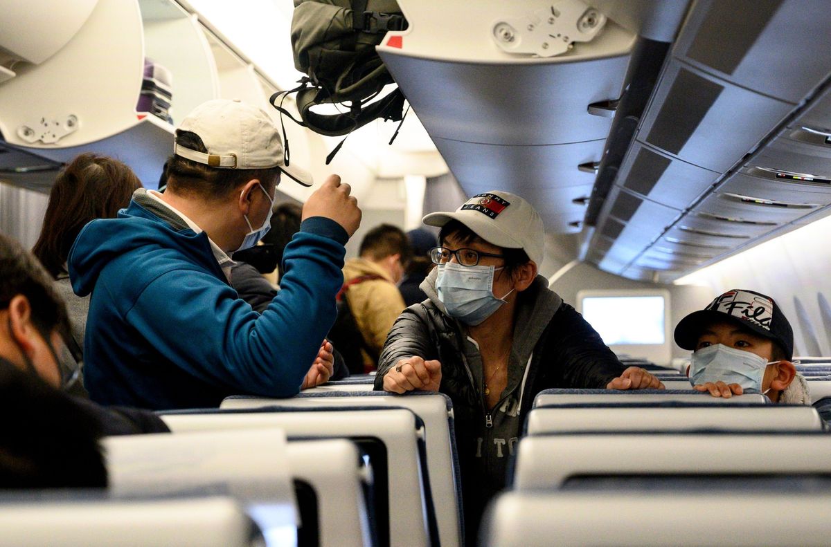 Chuyên gia y tế cho rằng, khả năng virus Corona lây nhiễm ngay trên máy bay là khá thấp (ảnh: Bloomberg)