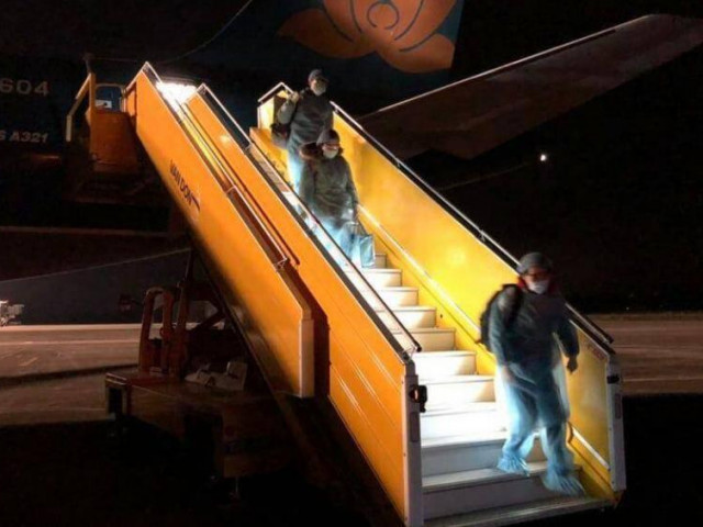 Tin tức trong ngày - 30 người Việt từ Vũ Hán về tới Vân Đồn