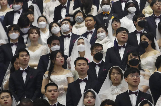 Những hình ảnh đáng kinh ngạc về đám cưới tập thể của 6.000 cặp đôi giữa thời virus Corona - 1