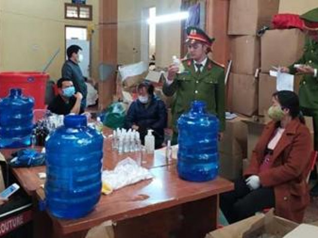 Thị trường - Tiêu dùng - Đình chỉ cơ sở sản xuất nước rửa tay không đúng quy định pháp luật