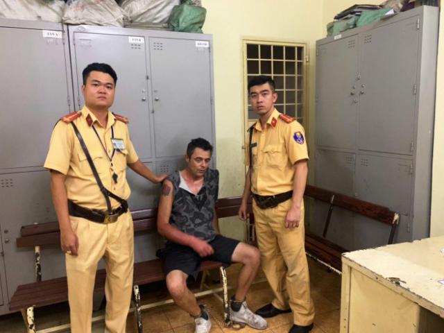 Pháp luật - Cầm dao, đe dọa cướp tiền ở TP.HCM, một người Anh bị bắt