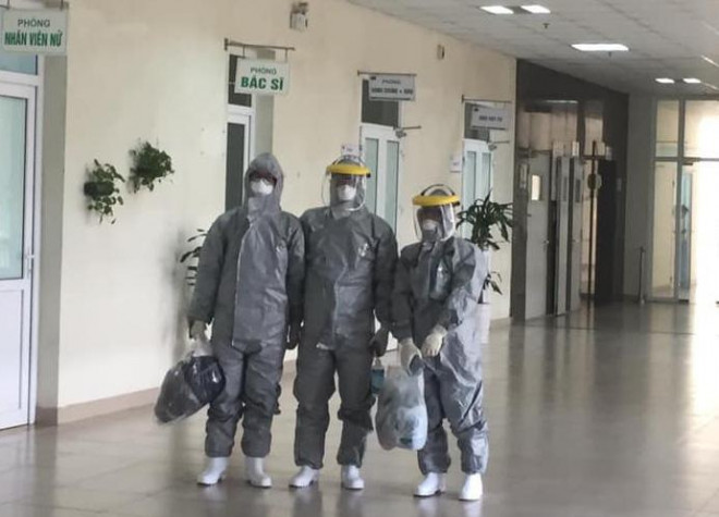 3 bác sĩ cùng các thành viên phi hành đoàn đưa công dân Việt Nam từ tâm dịch Vũ Hán về nước - Ảnh: Bệnh viện cung cấp
