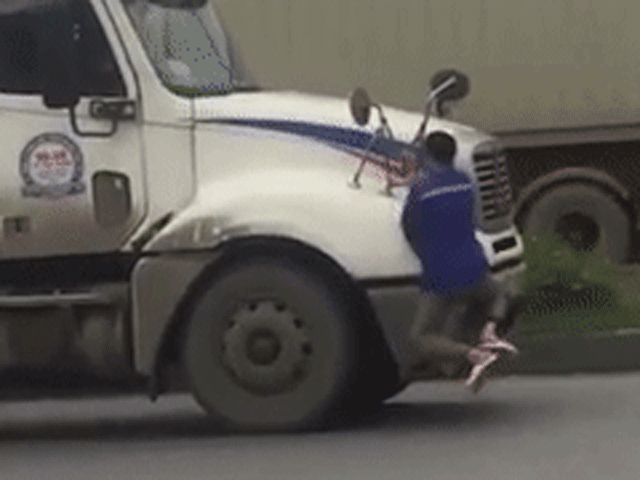 Video: Sởn gai ốc cảnh người đàn ông đu bám trên gương xe container đang chạy