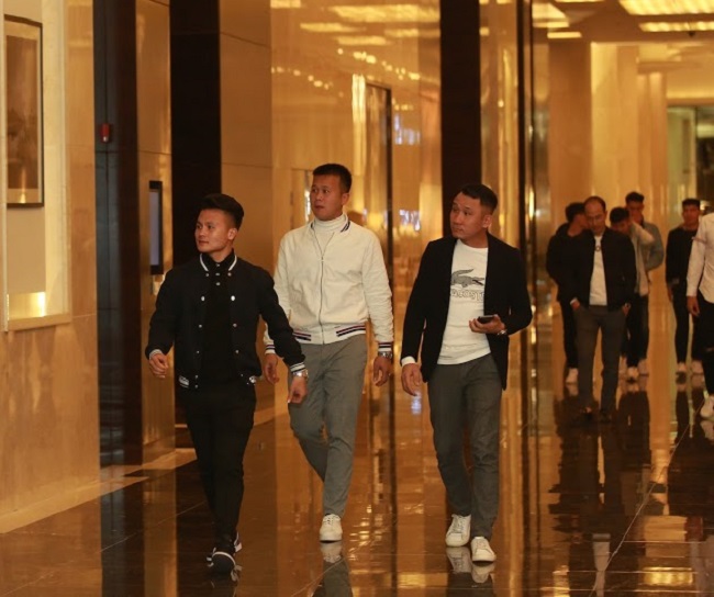 Quang Hải đến sự kiện cùng với thủ môn Nguyễn Văn Công thay vì bạn gái tin đồn suốt thời gian qua.