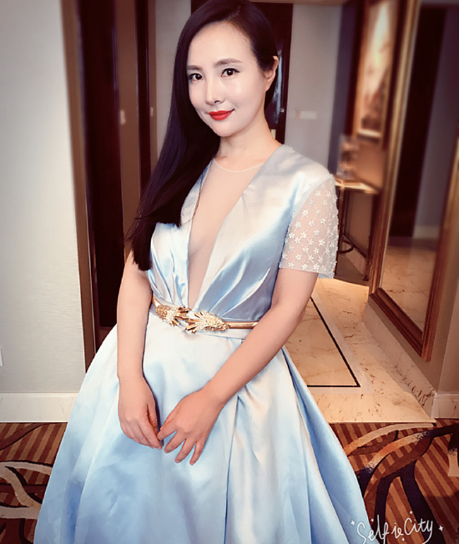 Can Lộ Lộ là chân dài nổi tiếng lắm chiêu trò và đi lên nhờ hình ảnh khoe thân táo bạo vào năm 2011. Bị dư luận chỉ trích nặng nề, song mãi tới năm 2013 Can Lộ Lộ mới bị cấm xuất hiện trên đài truyền hình vì chụp ảnh cho trang bìa tạp chí FHM Singapore. Chân dài sinh năm 1985 còn bị dư luận đồng tình &#34;đuổi&#34; khỏi showbiz vì làm xấu mặt làng giải trí.