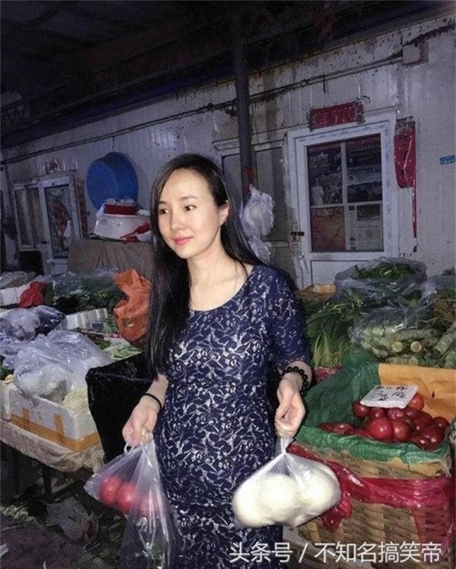 Trước đó, hình ảnh cô bị bắt gặp đi mua rau ngoài chợ khiến nhiều người ngỡ ngàng.