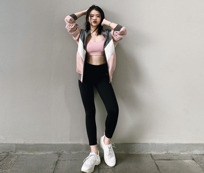 Khi diện trang phục gym cô chọn mặc quần legging cùng với áo bra thể thao và kết hợp với giày sneaker.