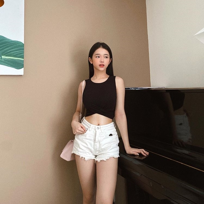 Những chiếc áo croptop, quần short tôn dáng cũng có mặt trong tủ đồ của Linh Ka.