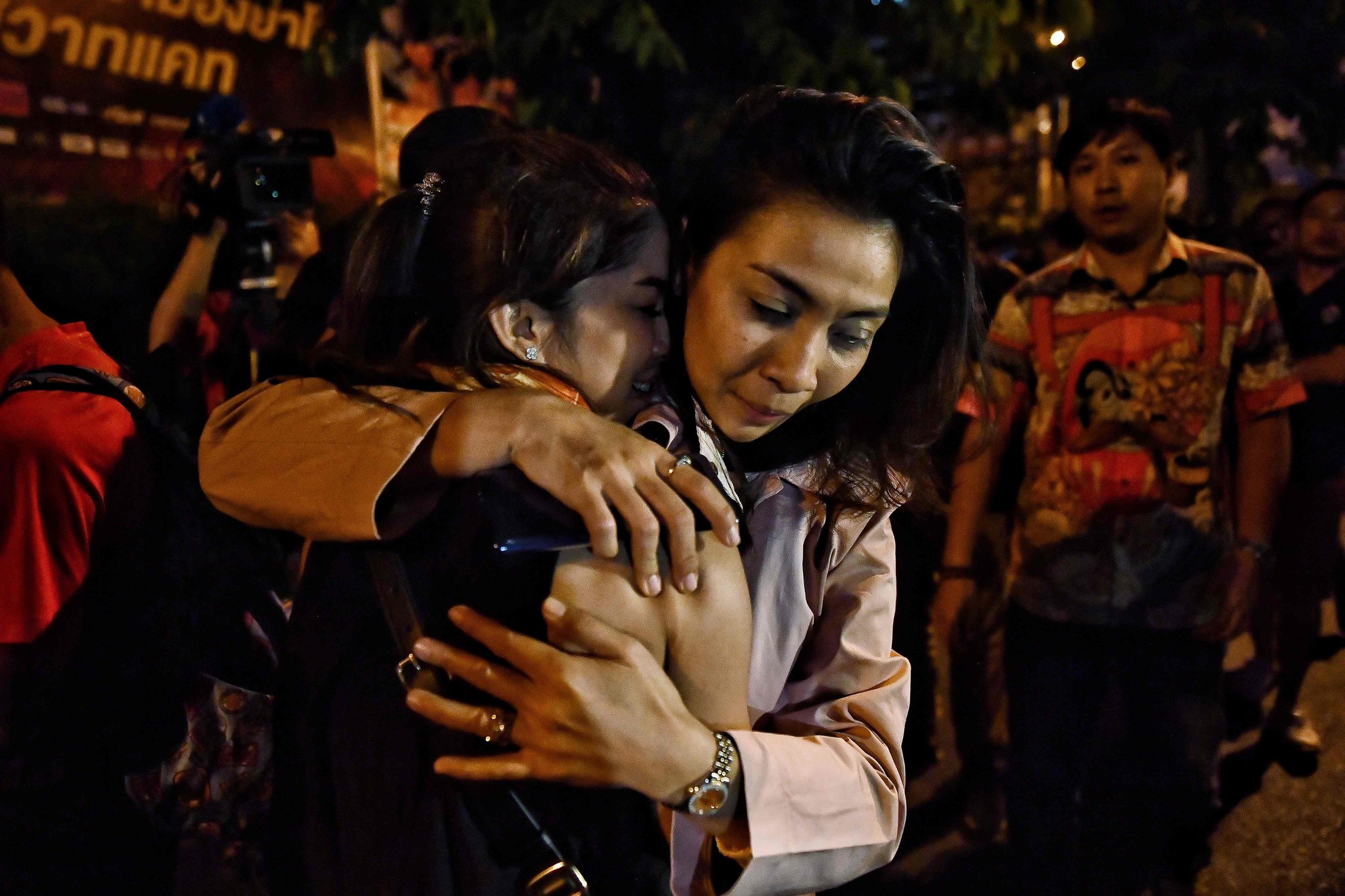 Những người được đặc nhiệm Thái Lan giải cứu an ủi lẫn nhau.