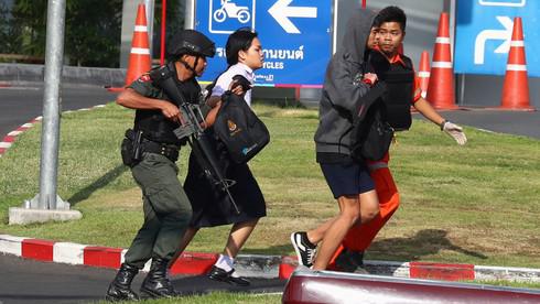 Lực lượng an ninh Thái Lan giải cứu con tin trong&nbsp;trung tâm thương mại &nbsp;Terminal 21. (Ảnh: Reuters)