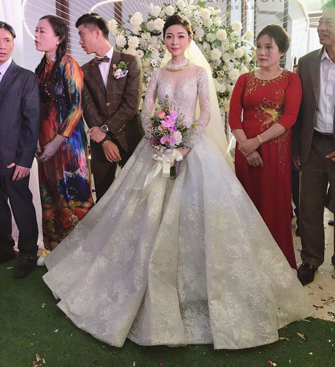 Váy cưới của Quỳnh Anh - vợ Duy Mạnh tốn tiền tỷ, đắt nhất hội vợ cầu thủ - 9