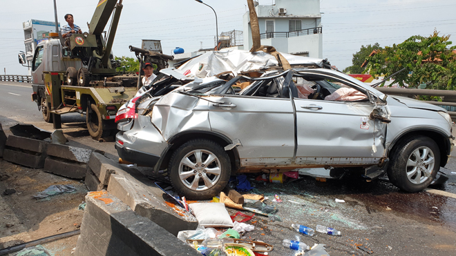 Ô tô 7 chỗ bị biến dạng sau va chạm.