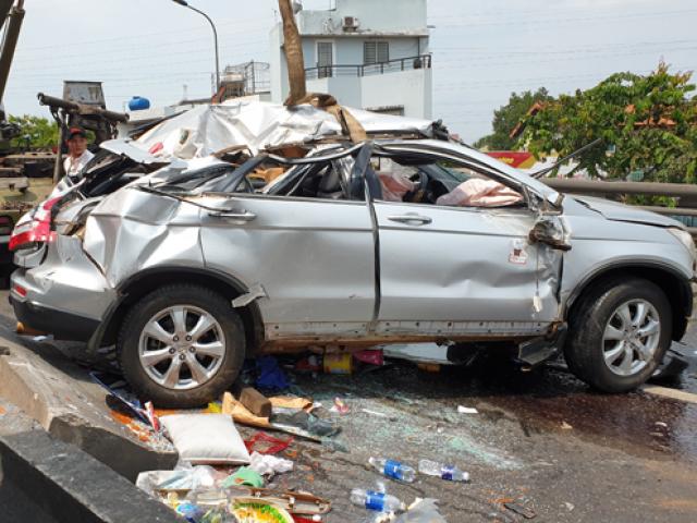 Tin tức trong ngày - Nóng 24h qua: Ô tô 7 chỗ lật trên cầu ở Sài Gòn, nhiều người gào khóc cầu cứu