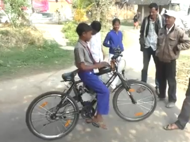 Thế giới xe - Bị cấm đi xe máy đến trường, cậu bé Ấn Độ chế tạo xe đạp chạy xăng