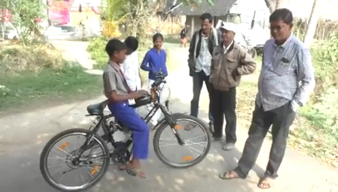 Bị cấm đi xe máy đến trường, cậu bé Ấn Độ chế tạo xe đạp chạy xăng - 1