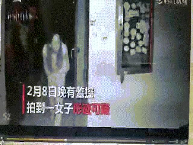 Bắt quả tang một phụ nữ ở Vũ Hán nhổ nước bọt lên tay nắm cửa