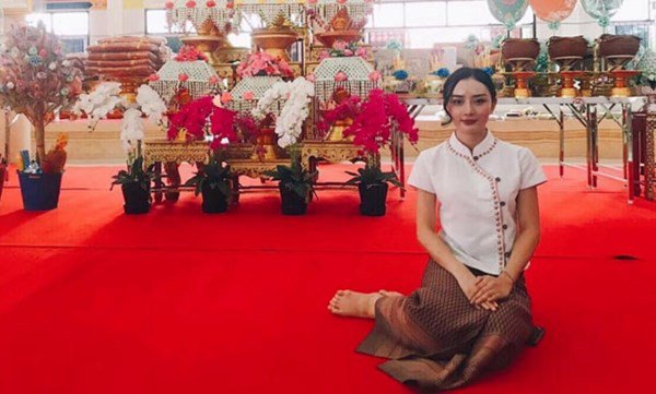 "Lọ lem" Việt cưới chồng Tây tỷ phú: Có bộ sưu tập siêu xe, được cho biệt thự nghìn tỷ - 1