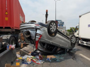 Tin tức trong ngày - Nhiều người khóc gào trong ô tô lật ngửa sau tai nạn với xe container