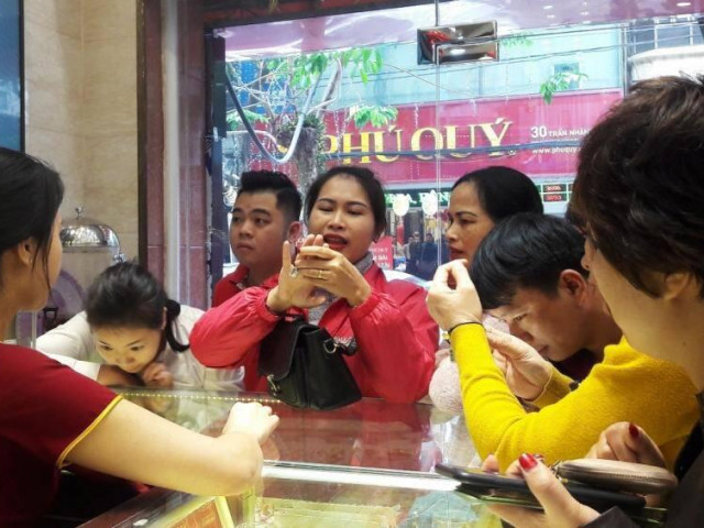 Kinh doanh - Giá vàng hôm nay 11/2/2020: Vàng tăng mạnh rồi lao dốc