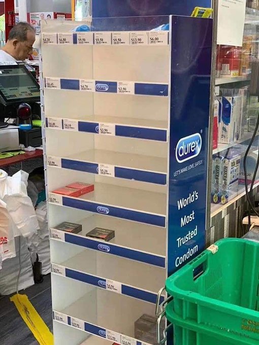 Giới trẻ Singapore đổ xô đi tích trữ đồ, bao cao su cũng được "vét sạch" - 1