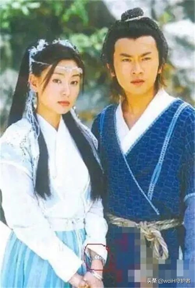 Tiểu Chiêu bị phát hiện vẫn đeo hồng hồ khi đóng “Ỷ Thiên Đồ Long ký” 2003 cùng Trương Vô Ky &#40;Tô Hữu Bằng đóng&#41;.