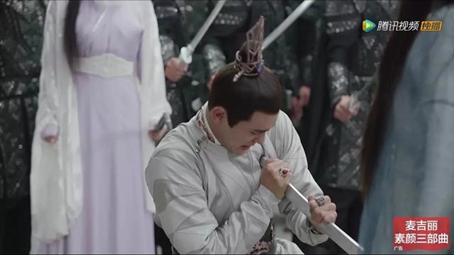 Trong “Phù Dao hoàng hậu” Thái tử Trưởng Tôn Vô Cự &#40;Nguyễn Kinh Thiên&#41; bị kiếm đâm vào ngực nhưng không chảy máu. Chẳng những thế, tài tử xứ Đài còn thản nhiên lấy tay chạn lại mũi kiếm. Nếu nhìn kỹ hơn, khán giả có thể thấy thanh kiếm bị uốn cong. Thực tế, đây chỉ là thanh kiếm bằng nhựa.