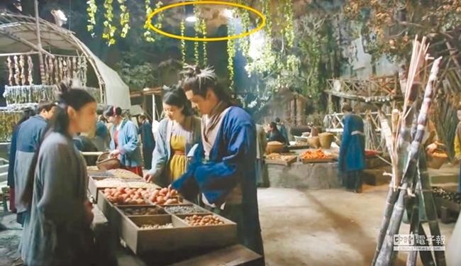 Một cảnh quay trong “Tam sinh tam thế thập lý đào hoa” bị soi dùng đèn chùm hiện đại chiếu sáng.