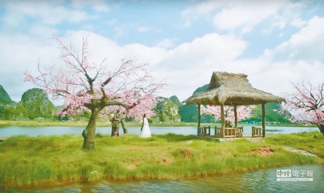 Thanh Khâu - nơi ở của thượng thần Bạch Thiển &#40;Dương Mịch&#41; khi lên phim gây choáng ngợp bởi độ hoành tránh cùng phong cảnh hữu tình. Tuy nhiên, ở góc bên tay phải, fan soi ra được hàng loạt chiếc xe chở khách du lịch tới tham quan địa điểm đẹp như xứ sở thần tiên này.