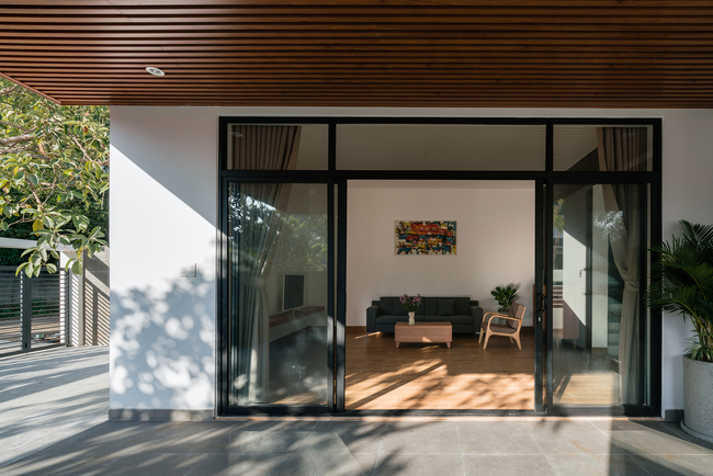 Phòng khách là không gian đầu tiên khi bước vào ngôi nhà, sở hữu thiết kế đơn giản giúp tiết kiệm tối đa chi phí.