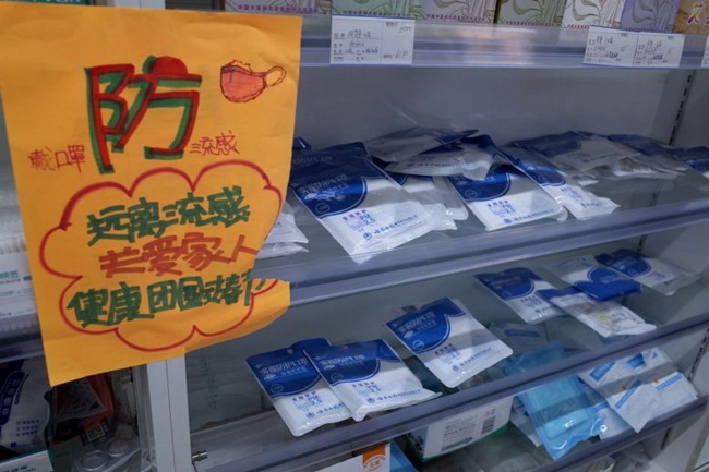 Giữa lúc dịch viêm đường hô hấp cấp do chủng mới của virus Corona bùng phát, cơ quan chức năng đã &#34;mạnh tay&#34; xử phạt các cơ sở kinh doanh vi phạm quy định về giá. Cách đây không lâu, cơ quan chức năng phạt cửa hàng dược&nbsp;Beijing Jimin Kangtai Pharmacy ở Bắc Kinh&nbsp;vì tăng giá khẩu trang.