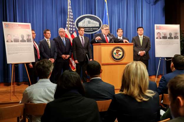 Bộ Tư Pháp Mỹ tổ chức họp báo công bố cáo trạng vụ rò ri thông tin từ Equifax từ các tin tặc Trung Quốc (Ảnh: AP)